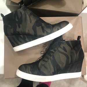 Linea Paola Felicia Camo Wedge 7.5